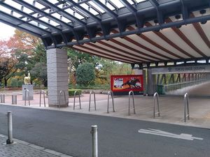 게이오 경마장선 후추케이바세이몬마에역 측 2층 입구. 왼쪽에 금색 아할테케상이 있다.