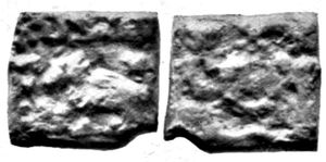  코살라의 아요디아에서 주조된 통치자 물라데바의 동전. 앞면: 물라데바사, 코끼리는 왼쪽을 향한 상징이다.뒷면: 화환, 기호 위, 뱀 아래.