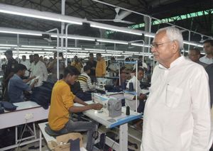 니티시 쿠마르 비하르 주지사가 자신의 재임 기간 동안 설립된 무자퍼르푸르 벨라의 가죽 공장을 방문 중이다.