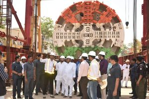 니티시 쿠마르 비하르 주지사와 테자스위 야다브 부주지사가 쿠마르 주지사 재임 기간 중 착공한 파트나 메트로 프로젝트 건설 현장을 시찰하고 있다.