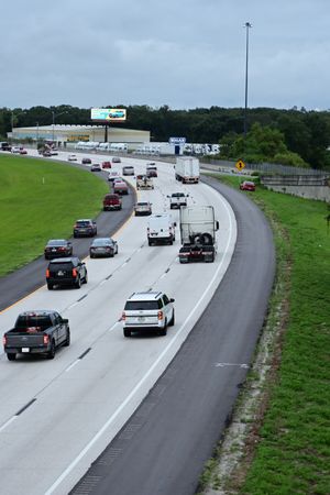 허리케인 밀턴 상륙 예보 전, 동쪽으로 향하는 4번 주간 고속도로(I-4)의 비상갓길 사용(왼쪽 갓길만)