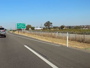 캘리포니아에서는 안개가 짙은 지역에서 고속도로 출구가 다가온다는 것을 경고하기 위해 갓길의 실선을 끊어 놓는다.