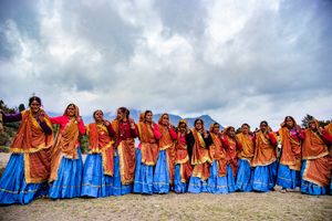 단푸르 지역의 쿠마온에서 인기 있는 민속춤인 찬차리 공연을 하는 여성들.