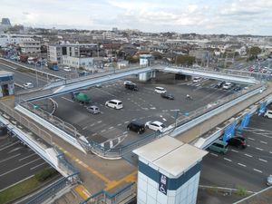 보행자 전용 교량이 있는 교차로(국도 357호 이나리 교차로, 지바현 지바시 추오구)