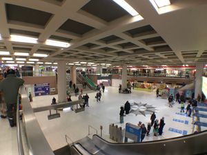 헬싱키 중앙역 근처 지하 쇼핑센터인 아세마툰넬리의 "나침반 광장"