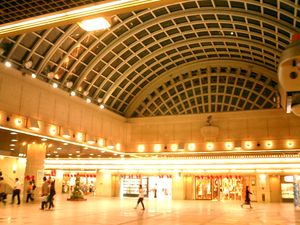 듀오 고베(고속 고베역, JR 고베역, 하버랜드역을 잇는 지하상가). 메트로 고베를 경유하여 지하상가는 신카이치역까지 뻗어 있다.