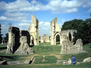 에드먼드가 묻힌 서머싯의 글래스톤베리 수도원 유적