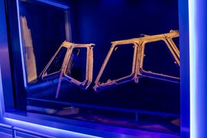 조종석 창문의 금속 윤곽선을 보여주는 전시물