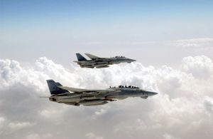 컬럼비아호 승무원을 추모하는 마킹을 새긴 미국 해군 제32전투비행대대의 F-14B Bu.No.163224 AC-107(2003년 4월 9일 촬영)