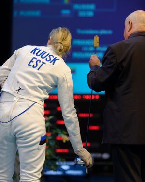 생트모르 국제 챌린지에서 심판이 크리스티나 쿠우스크의 무기를 점검하고 있다.