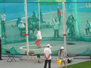 투척장 안의 선수, 지면에 투척 원과 투척 구역 표시가 보임 (2017 유럽 육상 U-23 선수권 대회 여자 결승전)