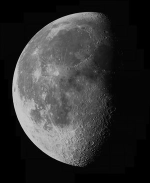 웹캠으로 촬영한 여러 장의 사진을 이어 붙여 만든 달 사진