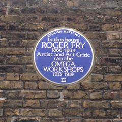 잉글리시 헤리티지 프라이와 그의 오메가 스튜디오를 위한 파란색 명판, 피츠로이 스퀘어, 피츠로비아, 런던 캠던 자치구