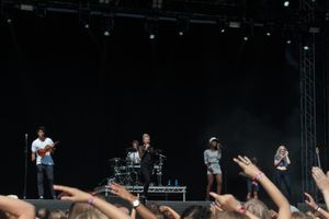 클린 밴딧과 가수 플로렌스 롤링스(Florence Rawlings) 및 엘리자베스 트로이(Elisabeth Troy)가 스웨덴 예테보리의 웨이 아웃 웨스트에서 공연하는 모습 (2014년 8월)