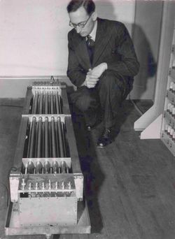 모리스 윌크스가 건설 중인 EDSAC의 수은 지연선을 검사하고 있다