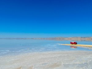 투즈 호수의 소금 해안