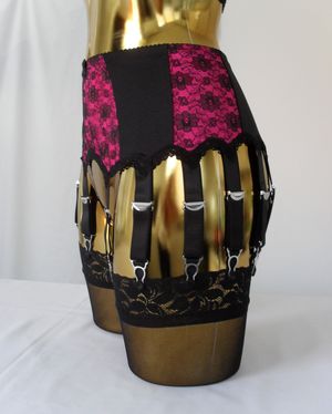 14개의 스트랩이 있는 버레스크 스타일의 가터벨트