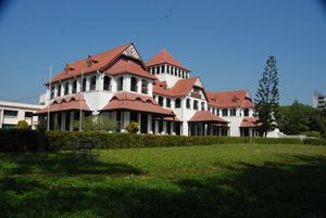 지아 기념 박물관은 이전에 순회 주택이었다.