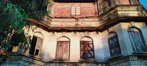 1890년에 지어진 사티아 사하 씨의 버려진 식민지 시대 저택