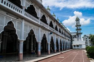 무굴 제국 시대에 건설된 안데르킬라 샤히 자메 모스크