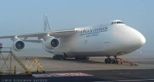 안토노프 An-124가 샤 아마나트 국제공항에 주차되어 있다.