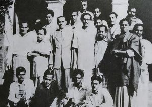 1952년 아와미리그 지도자들과 함께한 무지브(중앙)