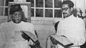 1954년 동벵골 수상 A. K. 파즐룰 후크로부터 장관 선서를 하는 무지브