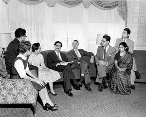 국제 방문객 리더십 프로그램의 일환으로 1958년 플레처 법률 및 외교학교를 방문한 무지브(왼쪽에서 네 번째)