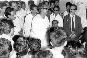 1966년 6개항 운동 당시 제소르(Jessore)에서 지지자들에게 연설하는 무지브