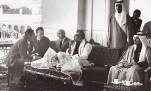 셰이크 무지부르 라흐만(가운데)과 후아리 부메디엔 알제리 대통령(맨 왼쪽), 즐피카르 알리 부토 파키스탄 총리(왼쪽), 술탄 빈 압둘아지즈 사우디아라비아 왕자(오른쪽)가 라호르의 샬리마르 정원에서