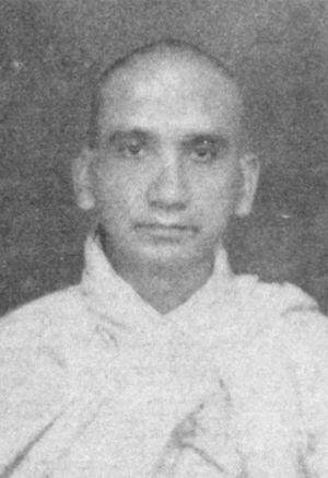 치타공 불교 협회 회장 디판카라 스리잔(Dipankara Srijan)이 랑군에서 열린 제6차 불교 결의회에 대표단장으로 참석한 모습.