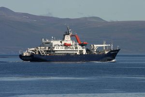 프랑스 보급선 마리옹 뒤프렌(Marion Dufresne, 1995년 진수)은 케르겔렌 제도를 정기적으로 방문하며, 일반적으로 소규모 관광객들을 수송한다.