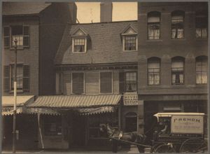 1898년에 찍힌 사진. 매더가 1677년에 보스턴의 해노버 스트리트와 노스 베넷 스트리트 북쪽 모퉁이 근처에 지은 집으로, 20세기까지 남아 있었다.