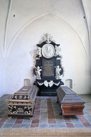 토마스 켈리누스(Thomas Quellinus)가 제작한 크리스토퍼 발슬레브(Christoffer Balslev), 토마스 킹고(Thomas Kingo), 비르기테 발슬레브(Birgitte Balslev)의 묘비명(1702년)과 토마스 킹고와 비르기테 발슬레브의 석관