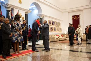 2015년 라슈트라파티 바반에서 열린 국빈 만찬 환영 행사에서 국회의원인 라야파티 삼바시바 라오가 미국의 버락 오바마 대통령에게 스카프를 증정하는 모습