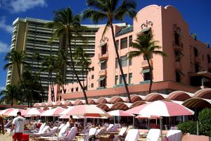 로열 하와이안 호텔(Royal Hawaiian Hotel)은 와이키키(Waikiki) 해변가에 세워진 최초의 호텔 중 하나였다.
