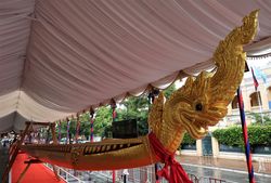 세계에서 가장 긴 용선(Kambojika Putta Khemara Tarei)이 캄보디아 프놈펜의 왕궁 옆에 전시되어 있다.