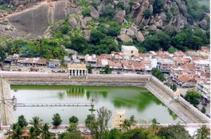 치카 데바라자 워데야르 왕이 건설한 사원 연못, 중요한 자이나교 사원 도시 슈라바나벨골라