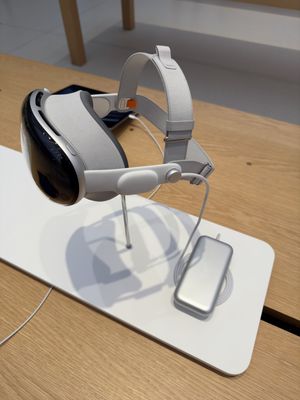 Apple Vision Pro는 애플(Apple Inc.)이 개발한 공간 컴퓨팅 제품이다.