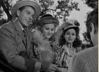 킹스 로우에서 드레이크 맥휴(로널드 레이건)와 두 명의 여성 친구들