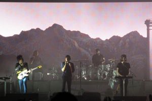 2013년 시카고(Chicago)의 아라곤 볼룸(Aragon Ballroom)에서 공연하는 피닉스.