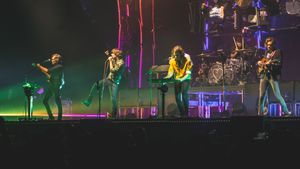 2017년 알렉산드라 궁전(런던)에서 공연하는 피닉스.