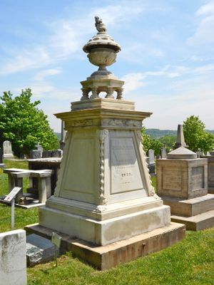 워싱턴 D.C.의 미국 의회 묘지에 있는 게리의 묘