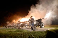 미국 육군 군악대의 「1812 서곡」 공연에서 M5 3인치 포를 사용하여 연주하는 제3보병연대 예포소대 병사들.