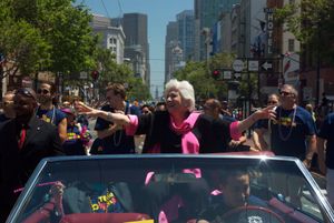 2011년 6월 26일 샌프란시스코 LGBT 자긍심 퍼레이드에서 명예 대원수 중 한 명으로서 마켓 스트리트를 따라 이동하는 두카키스(영화 Olympia의 한 장면)