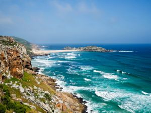 험하고 길들여지지 않은 암석 해안에 형성된 해변