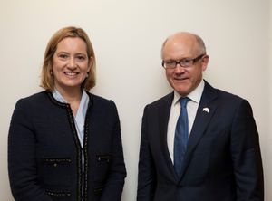 2017년 러드는 주영 미국 대사인 우디 존슨을 만났다.