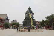 대소사에 있는 알탄 칸 동상 (내몽골 자치구 후허하오터 시 소재)