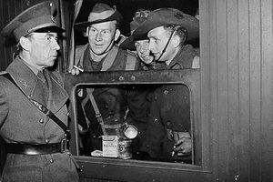 폴케 베르나도테 백작(왼쪽)이 1943년 스웨덴에서 전쟁 포로 교환 중 호주군 전쟁 포로들과 이야기하는 모습