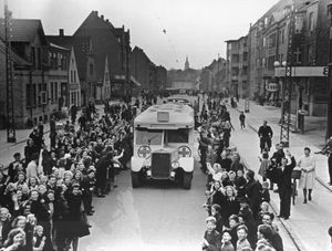 1945년 4월 17일, 덴마크 오덴세(Odense)를 지나는 백색 버스